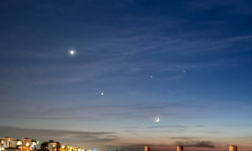 Tra cielo e mare Venere e Luna