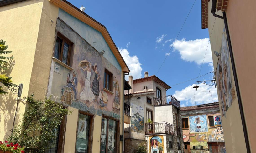 Satriano di Lucania, di giallo e di pietra